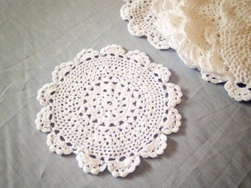 素手织就东方韵 小雅原创日系和风纯白钩花杯垫，品味生活中的禅意与匠心